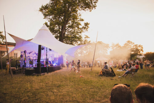 Parkbühne der 23. Fête de la Musique im Klosterbergegarten in Magdeburg. Foto: Katharina Remiorz